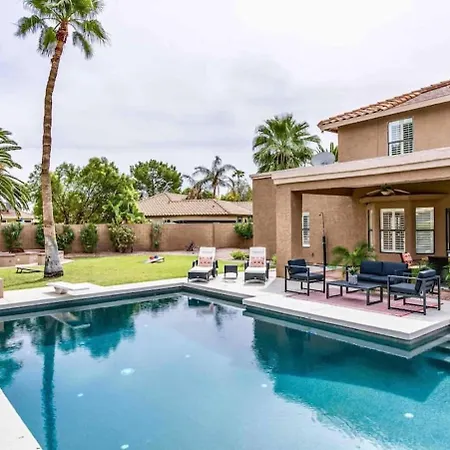 Huge Backyard W Heated Pool, Fire Pit & Bbq Villa